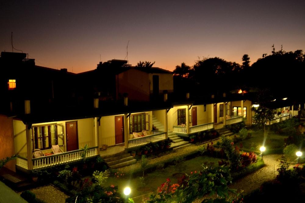 Chitwan Village Resort Sauraha Exteriör bild
