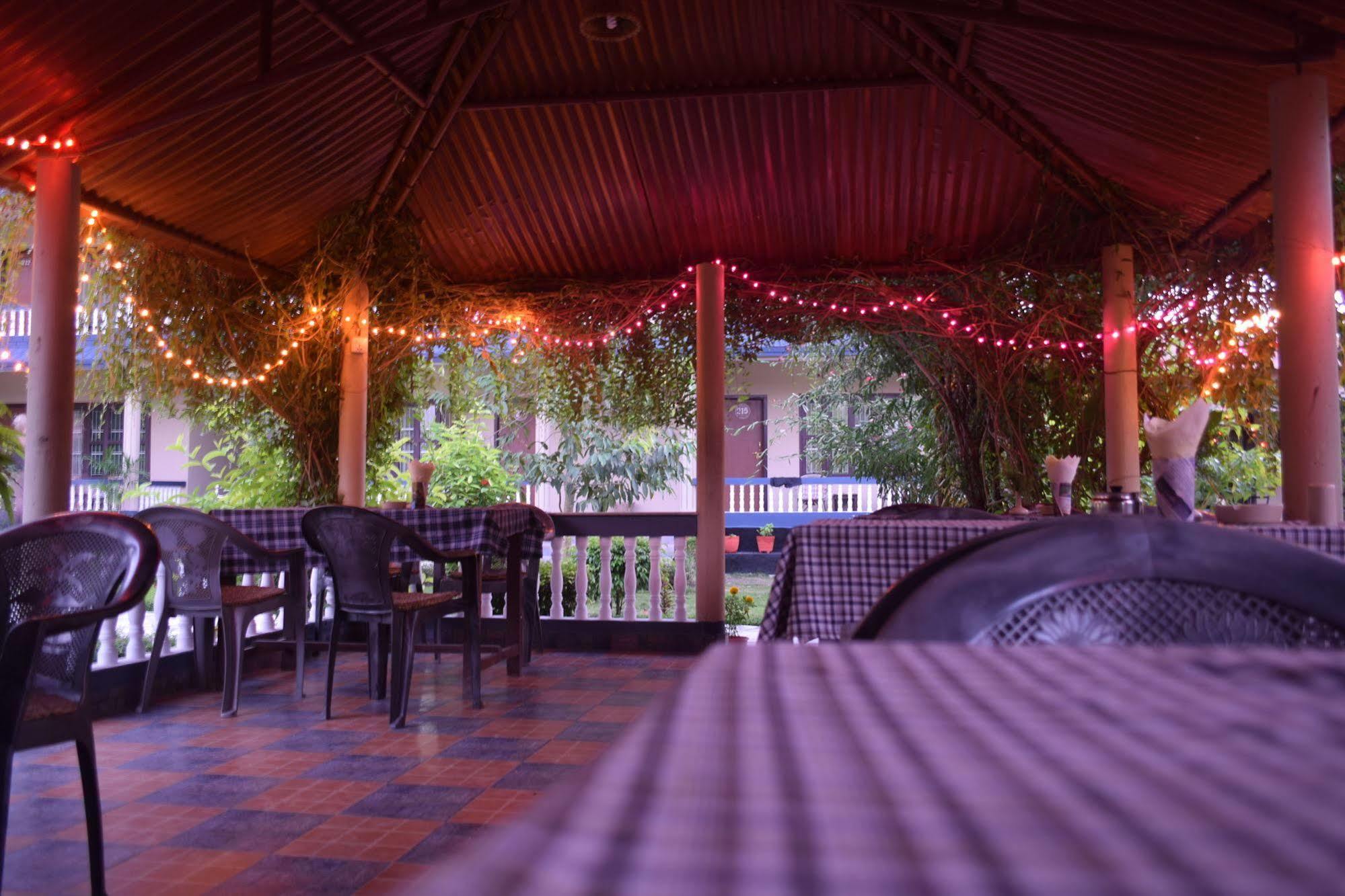 Chitwan Village Resort Sauraha Exteriör bild